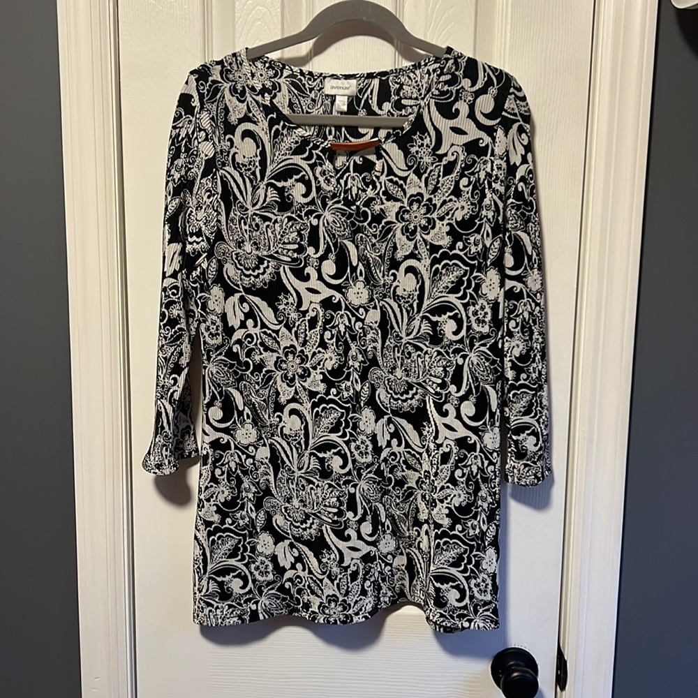 Black and white pleated blouse with decorative neckline - Size 14/16